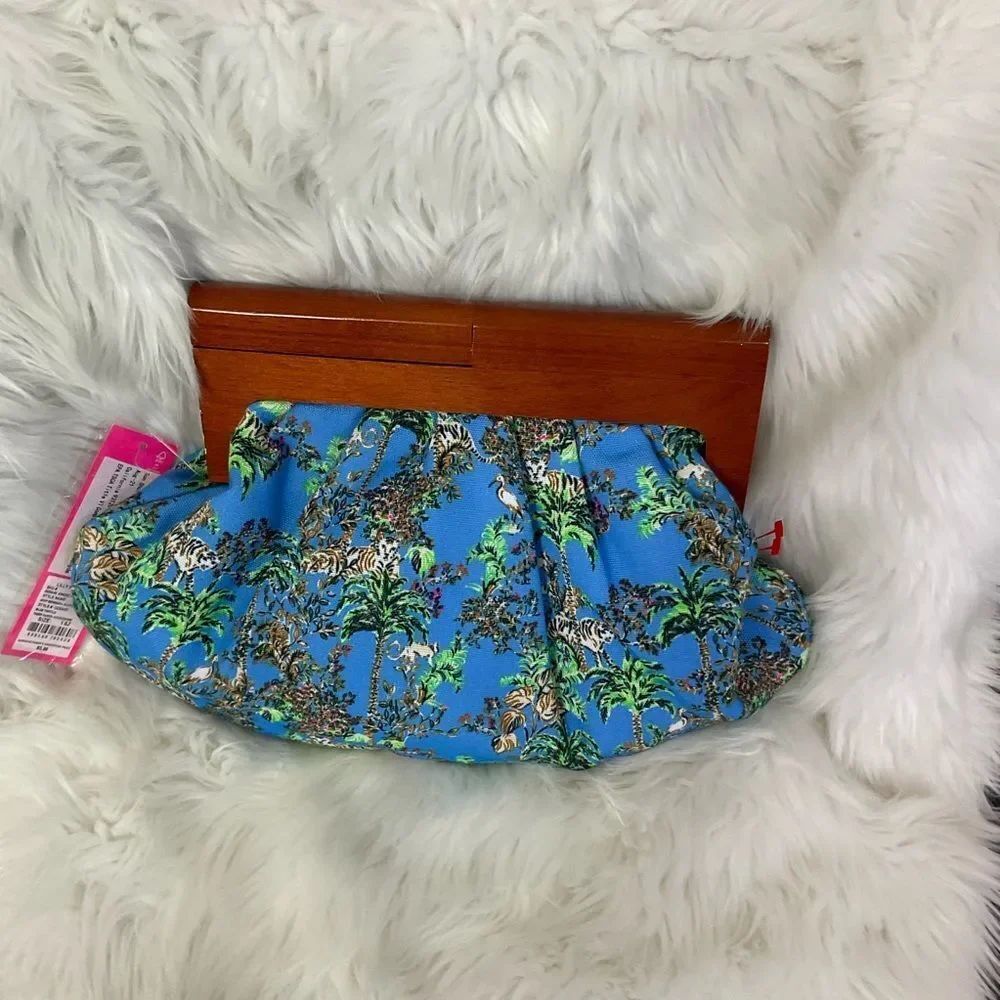 NEW Lilly Pulitzer Tiger Queen Blue Thistle Green Sun Shui Shing Bermuda Clutch